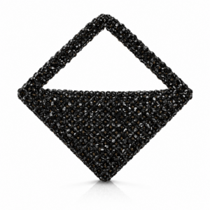 <p data-start="0" data-end="411"><strong>• Marka: </strong>Atelier Emine<br data-start="22" data-end="25" /><strong>• Seri:</strong> Crystal Gelato Couture<br data-start="55" data-end="58" /><strong>• Model:</strong> Viennetta Dark<br data-start="82" data-end="85" /><strong>• Malzeme:</strong> 8 mm kristal taş ve yüksek dayanımlı fluorocarbon misina<br data-start="152" data-end="155" /><strong>• Boyut:</strong> 18 × 16 × 5 cm (±2 cm)<br data-start="186" data-end="189" /><strong>• Kulp:</strong> Kristal taşlı kendinden kulp<br data-start="225" data-end="228" /><strong>• İşçilik:</strong> %100 el işçiliği<br data-start="255" data-end="258" /><strong>• Astar:</strong> Saten astar<br data-start="278" data-end="281" /><strong>• Kapanış:</strong> Mıknatıslı kapanış<br data-start="310" data-end="313" /><strong>• Kullanım:</strong> Elde taşıma için tasarlanmıştır<br data-start="356" data-end="359" /><strong>• Üretim Süresi:</strong> Siparişe özel üretim