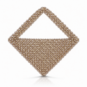 <p data-start="0" data-end="411"><strong>• Marka:</strong> Atelier Emine<br data-start="22" data-end="25" /><strong>• Seri:</strong> Crystal Gelato Couture<br data-start="55" data-end="58" /><strong>• Model:</strong> Viennetta Honey<br data-start="82" data-end="85" /><strong>• Malzeme:</strong> 8 mm kristal taş ve yüksek dayanımlı fluorocarbon misina<br data-start="152" data-end="155" /><strong>• Boyut:</strong> 18 × 16 × 5 cm (±2 cm)<br data-start="186" data-end="189" /><strong>• Kulp:</strong> Kristal taşlı kendinden kulp<br data-start="225" data-end="228" /><strong>• İşçilik:</strong> %100 el işçiliği<br data-start="255" data-end="258" /><strong>• Astar:</strong> Saten astar<br data-start="278" data-end="281" /><strong>• Kapanış:</strong> Mıknatıslı kapanış<br data-start="310" data-end="313" /><strong>• Kullanım:</strong> Elde taşıma için tasarlanmıştır<br data-start="356" data-end="359" /><strong>• Üretim Süresi:</strong> Siparişe özel üretim