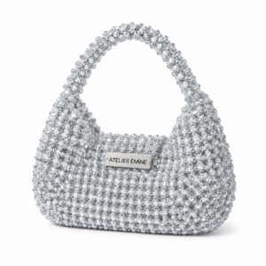 <p data-start="0" data-end="413"><strong>• Marka:</strong> Atelier Emine<br data-start="22" data-end="25" /><strong>• Seri:</strong> Crystal Gelato Couture<br data-start="55" data-end="58" /><strong>• Model:</strong> Stracci Cappuccino<br data-start="80" data-end="83" /><strong>• Malzeme:</strong> 8 mm kristal taş ve yüksek dayanımlı fluorocarbon misina<br data-start="150" data-end="153" /><strong>• Boyut: </strong>20 × 18 × 5 cm (±2 cm)<br data-start="184" data-end="187" /><strong>• Kulp: </strong>Kristal taş kendinden kulp<br data-start="221" data-end="224" /><strong>• İşçilik:</strong> %100 el işçiliği<br data-start="251" data-end="254" /><strong>• Astar:</strong> Saten astar<br data-start="274" data-end="277" /><strong>• Kapanış:</strong> Mıknatıslı kapanış<br data-start="306" data-end="309" /><strong>• Kullanım:</strong> El ve omuz taşıma için tasarlanmıştır<br data-start="358" data-end="361" /><strong>• Üretim Süresi:</strong> Siparişe özel üretim