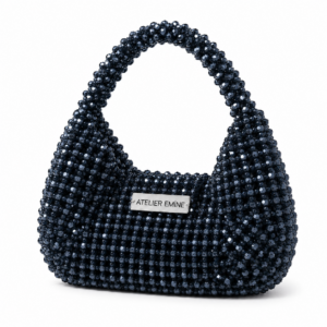 <p data-start="0" data-end="413"><strong>• Marka:</strong> Atelier Emine<br data-start="22" data-end="25" /><strong>• Seri:</strong> Crystal Gelato Couture<br data-start="55" data-end="58" /><strong>• Model:</strong> Stracci Ciocco<br data-start="80" data-end="83" /><strong>• Malzeme:</strong> 8 mm kristal taş ve yüksek dayanımlı fluorocarbon misina<br data-start="150" data-end="153" /><strong>• Boyut:</strong> 20 × 18 × 5 cm (±2 cm)<br data-start="184" data-end="187" /><strong>• Kulp:</strong> Kristal taş kendinden kulp<br data-start="221" data-end="224" /><strong>• İşçilik:</strong> %100 el işçiliği<br data-start="251" data-end="254" /><strong>• Astar:</strong> Saten astar<br data-start="274" data-end="277" /><strong>• Kapanış: </strong>Mıknatıslı kapanış<br data-start="306" data-end="309" /><strong>• Kullanım:</strong> El ve omuz taşıma için tasarlanmıştır<br data-start="358" data-end="361" /><strong>• Üretim Süresi:</strong> Siparişe özel üretim