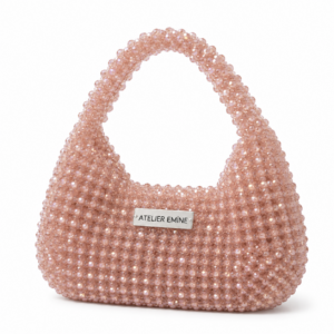 <p data-start="0" data-end="413"><strong>• Marka: </strong>Atelier Emine<br data-start="22" data-end="25" /><strong>• Seri: </strong>Crystal Gelato Couture<br data-start="55" data-end="58" /><strong>• Model:</strong> Stracci Pinky<br data-start="80" data-end="83" /><strong>• Malzeme:</strong> 8 mm kristal taş ve yüksek dayanımlı fluorocarbon misina<br data-start="150" data-end="153" /><strong>• Boyut:</strong> 20 × 18 × 5 cm (±2 cm)<br data-start="184" data-end="187" /><strong>• Kulp:</strong> Kristal taş kendinden kulp<br data-start="221" data-end="224" /><strong>• İşçilik: </strong>%100 el işçiliği<br data-start="251" data-end="254" /><strong>• Astar:</strong> Saten astar<br data-start="274" data-end="277" /><strong>• Kapanış:</strong> Mıknatıslı kapanış<br data-start="306" data-end="309" /><strong>• Kullanım:</strong> El ve omuz taşıma için tasarlanmıştır<br data-start="358" data-end="361" /><strong>• Üretim Süresi: </strong>Siparişe özel üretim