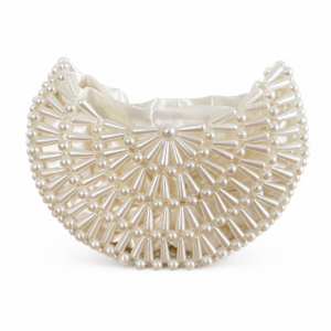 <p data-start="0" data-end="395"><strong>• Marka:</strong> Atelier Emine<br data-start="22" data-end="25" /><strong>• Seri:</strong> Pearl Weave Couture<br data-start="52" data-end="55" /><strong>• Model:</strong> Clutch Pearly<br data-start="77" data-end="80" /><strong>• Malzeme: </strong>8 mm ve 12 mm lüx inci ve yüksek dayanımlı fluorocarbon misina<br data-start="153" data-end="156" /><strong>• Boyut: </strong>16 × 12 × 4 cm (±2 cm)<br data-start="187" data-end="190" /><strong>• Kulp:</strong> Lüx inci kulp<br data-start="211" data-end="214" /><strong>• İşçilik: </strong>%100 el işçiliği<br data-start="241" data-end="244" /><strong>• Astar:</strong> Saten büzgülü kese<br data-start="271" data-end="274" /><strong>• Kapanış:</strong> Kapamasız<br data-start="294" data-end="297" /><strong>• Kullanım:</strong> Elde taşıma için tasarlanmıştır<br data-start="340" data-end="343" /><strong>• Üretim Süresi:</strong> Siparişe özel üretim
